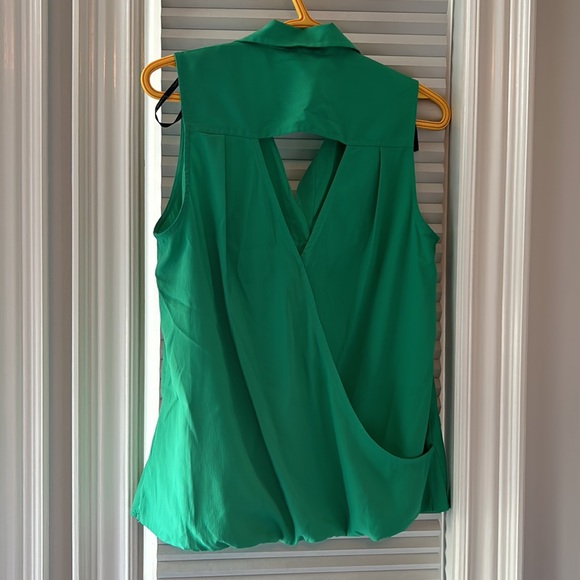 Sleeveless Green button down top - Picture 2 of 5